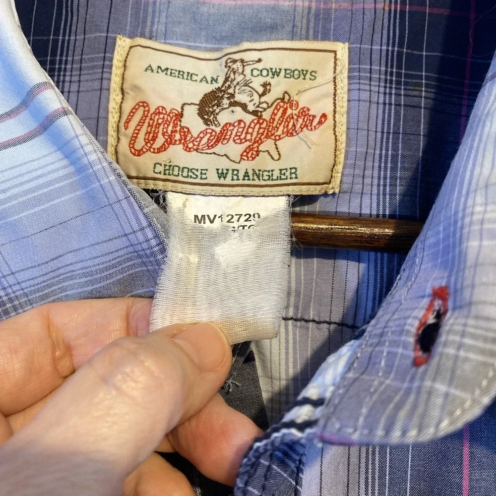 VTG Wrangler Western Shirt Mens L‎ Pearl Snap Blue Pink Plaid Rodeo Cowboy